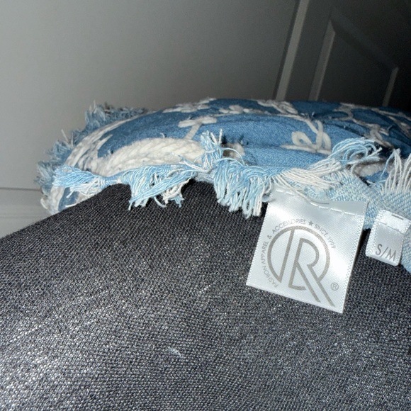 Elegant Blue and White Embroidered denim Vest - Picture 5 of 5